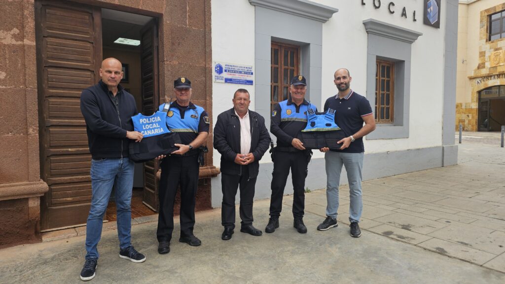 Entrega de dos chalecos antibalas a los cuerpos de la Policía Local de Tuineje y Antigua