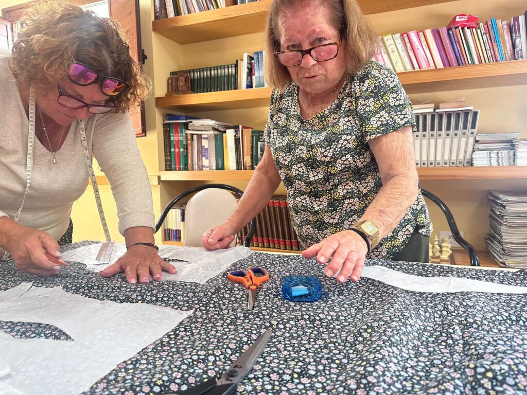 Antigua guardián de tradiciones con el Taller de confección de vestimenta canaria