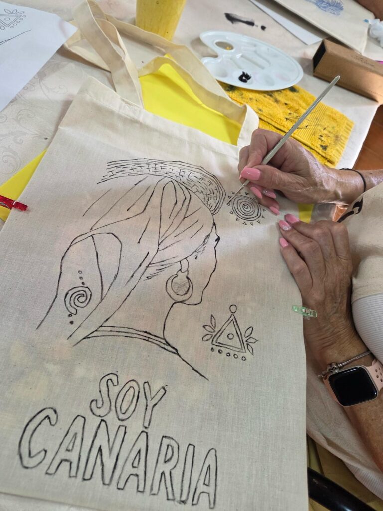 Taller Creativo de Pintura Textil celebrando el Día de Canarias en Antigua