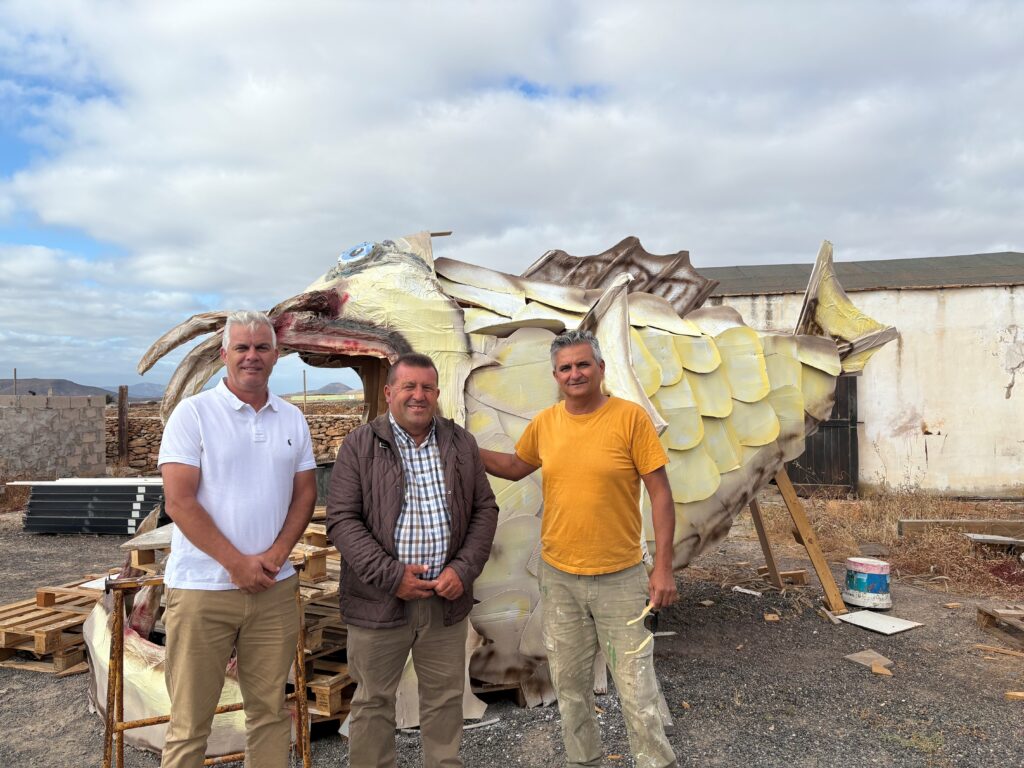 El vecino Suso Montañez confecciona un pez-diablo gigante para la hoguera de San Juan en Pozo Negro